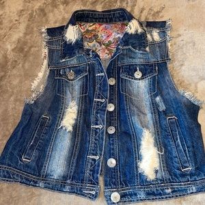 Light used but in excellent condition!
Vest jacket. Size L